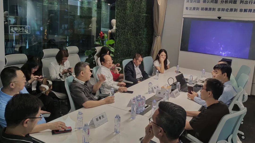 南開校友會周達(dá)會長一行蒞臨光子晶體科技參觀交流