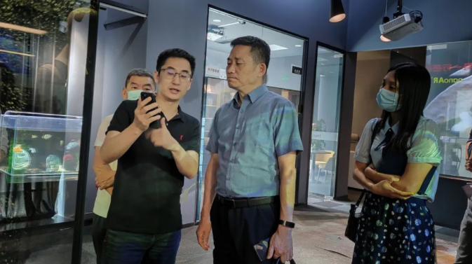 廣州市工信局葉嵩領(lǐng)導(dǎo)一行蒞臨光子晶體科技參觀指導(dǎo)