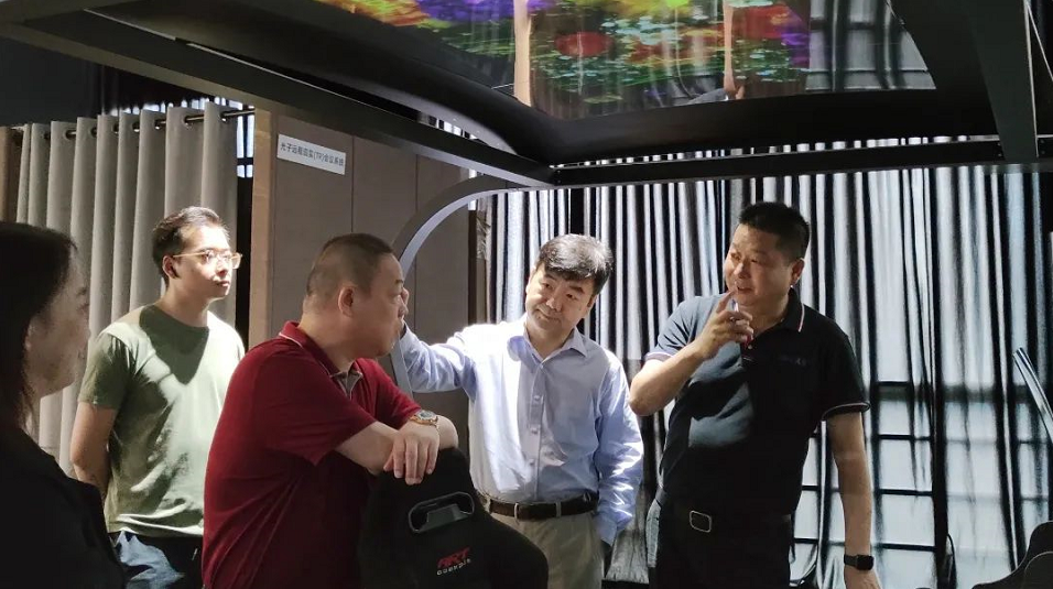 南開校友企業(yè)家聯(lián)誼會(huì)文飚主席等一行蒞臨光子晶體科技參觀指導(dǎo)