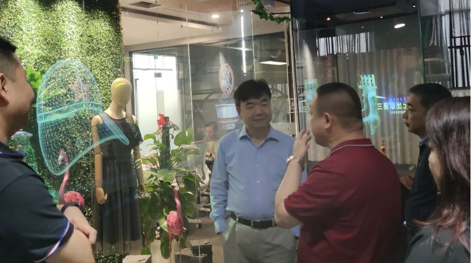 南開校友企業(yè)家聯(lián)誼會(huì)文飚主席等一行蒞臨光子晶體科技參觀指導(dǎo)