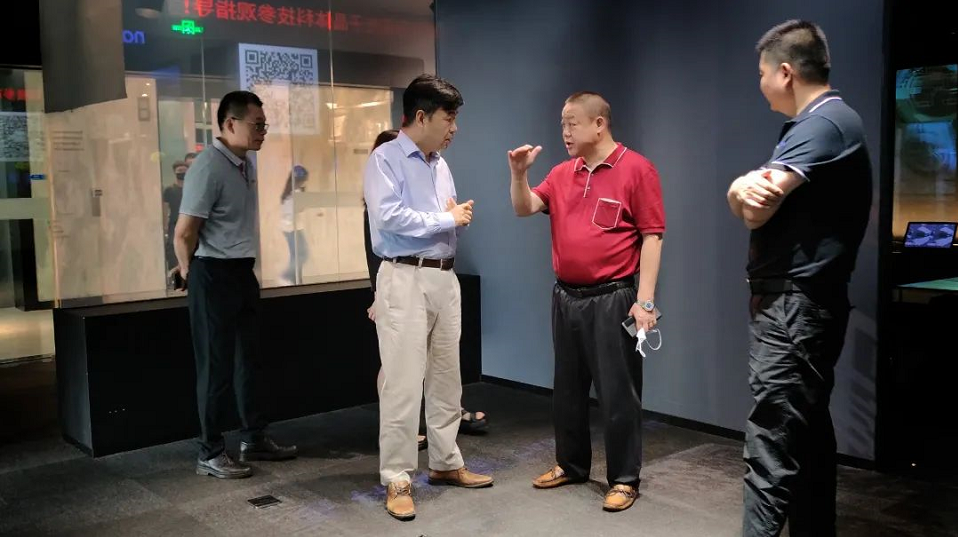 南開校友企業(yè)家聯(lián)誼會(huì)文飚主席等一行蒞臨光子晶體科技參觀指導(dǎo)