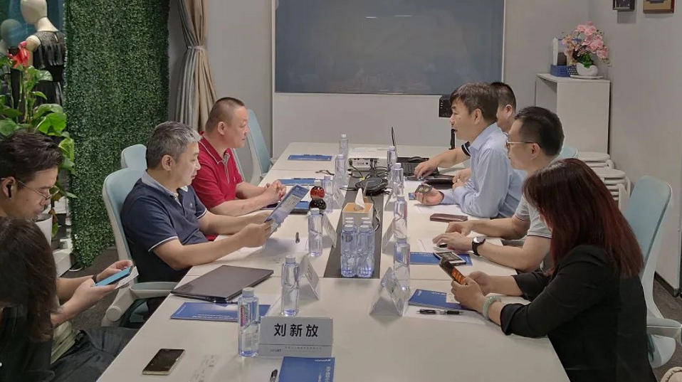 南開校友企業(yè)家聯(lián)誼會(huì)文飚主席等一行蒞臨光子晶體科技參觀指導(dǎo)