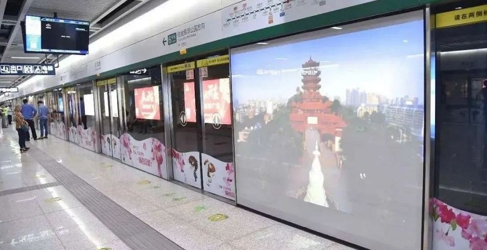 光子地鐵屏蔽門透明顯示廣告位，開啟地鐵傳媒新紀元