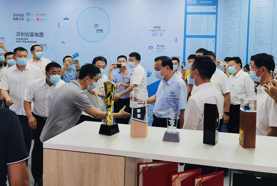 克強(qiáng)總理在光子晶體科技的分分秒秒