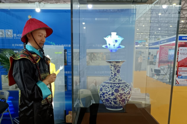 博博會(huì) | 火了！一起看看比氣溫更“熱”的光子晶體科技展區(qū)