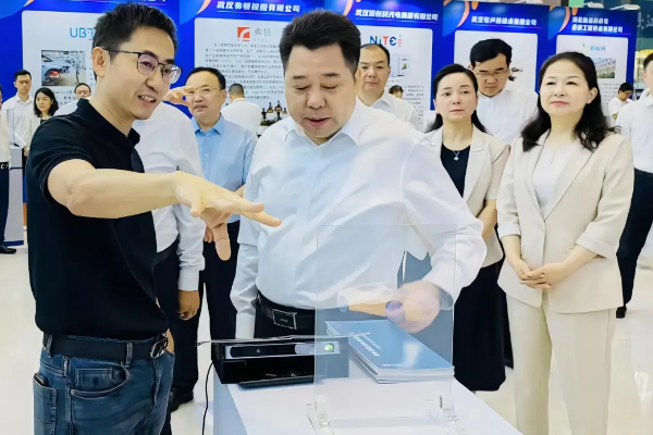 快訊 湖北省副省長、省國資委主任等領(lǐng)導(dǎo)親切會見光子晶體科技
