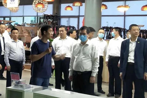 鄭州市委徐立毅書記一行蒞臨光子晶體科技參觀指導(dǎo)