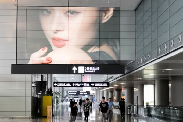 光子芯片透明屏助力航空傳媒廣告全面提升高端品牌價(jià)值