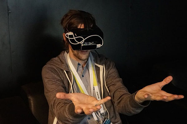 漲姿勢：VR（虛擬現(xiàn)實(shí)）與全息投影有何不同